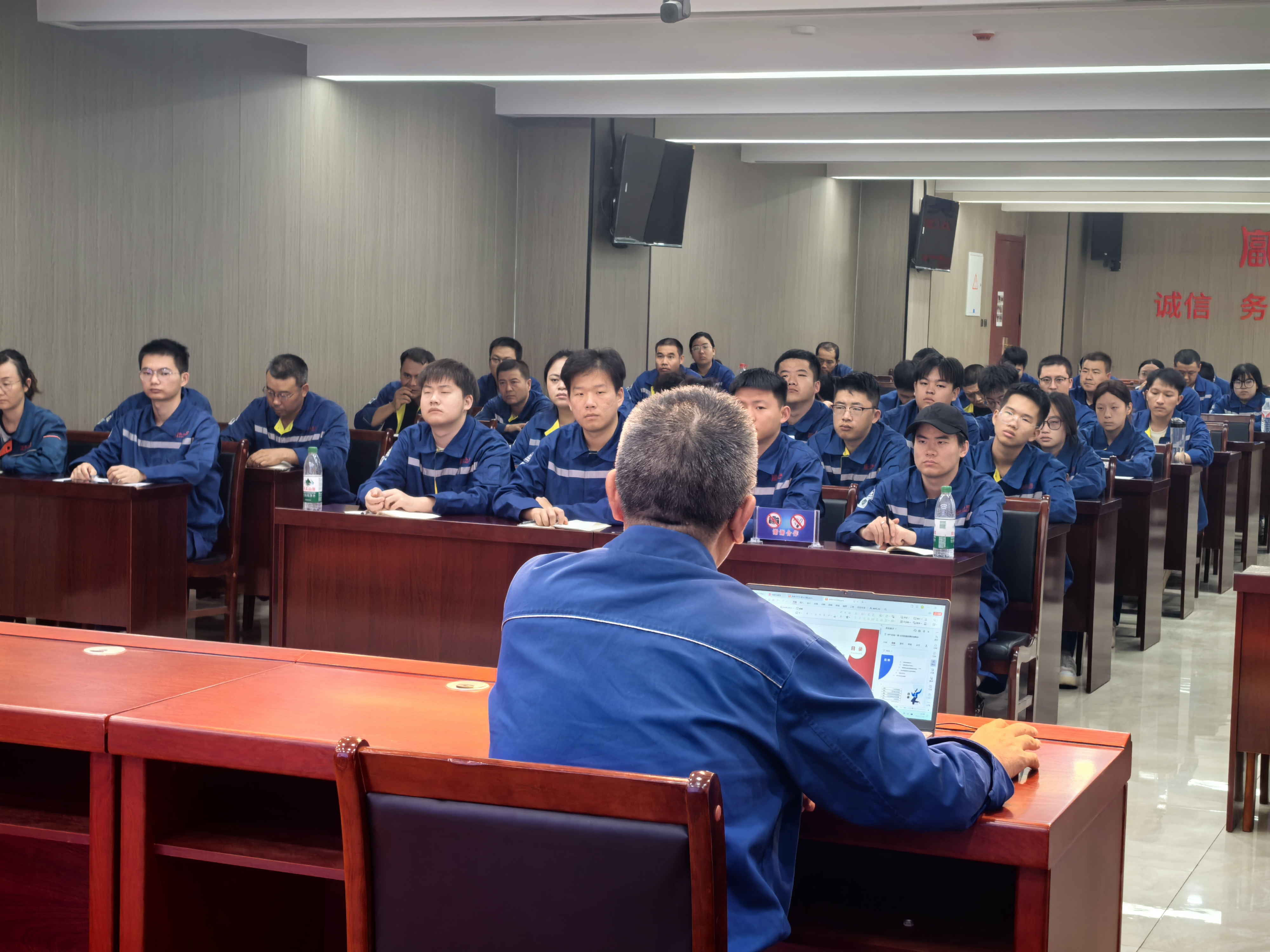 ÇàÀ¶Ïà¼Ì н»ðÏà³Ð ¡ª¡ªÐ½®×ðÁú¿Ê±»
£»
£»¯¹¤ÓÐÏÞ¹«Ë¾¾ÙÐС°Ê¦´øÍ½¡±ÐÒéÇ©ÊðÒÇʽ ÇàÀ¶Ïà¼Ì н»ðÏà³Ð ¡ª¡ªÐ½®×ðÁú¿Ê±»
£»
£»¯¹¤ÓÐÏÞ¹«Ë¾¾ÙÐС°Ê¦´øÍ½¡±ÐÒéÇ©ÊðÒÇʽ